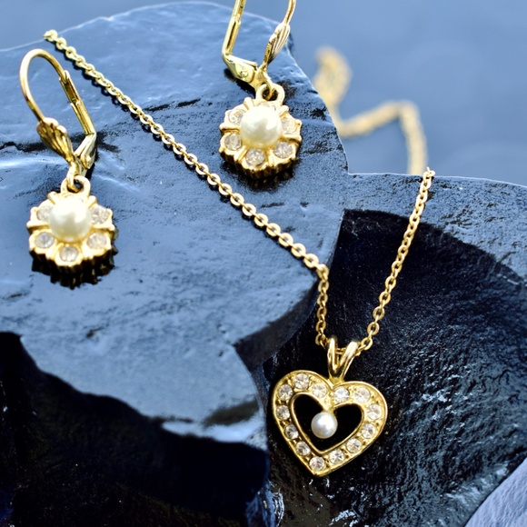 Vintage Gold Heart Shaped Faux Diamond Necklace & Floral Earrings Set - Picture 7 of 7